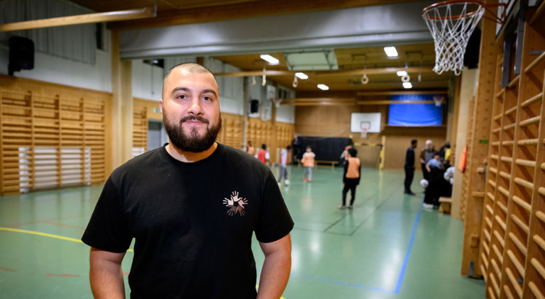 Zana Hakimzadeh leder aktivitet inom kategorin Inkludering, i en baskethall.