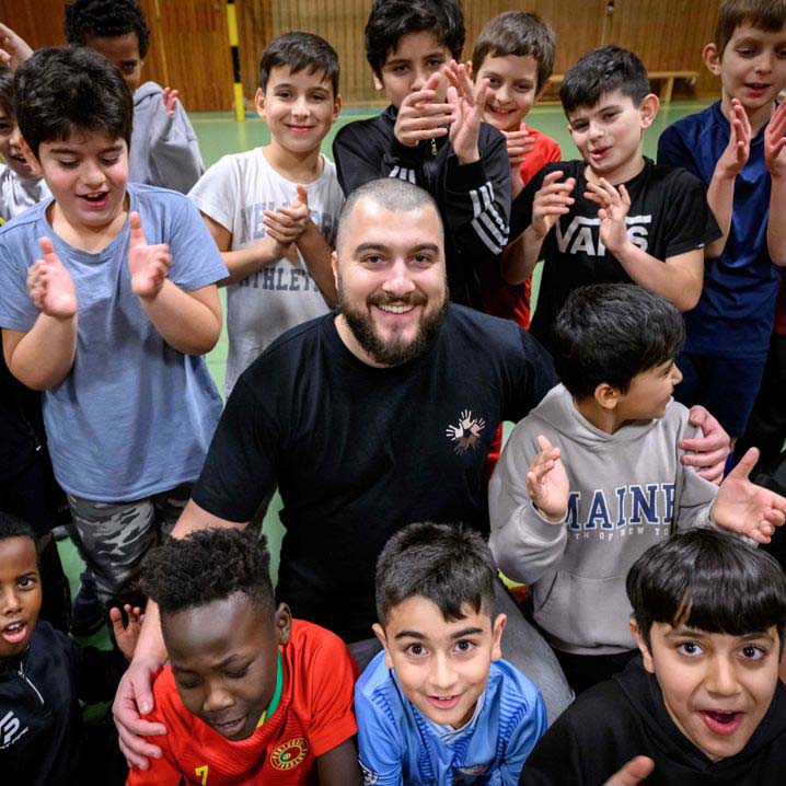 Zana Hakimzadeh deltar i socialt sammanhang inom inkluderingsprojekt.