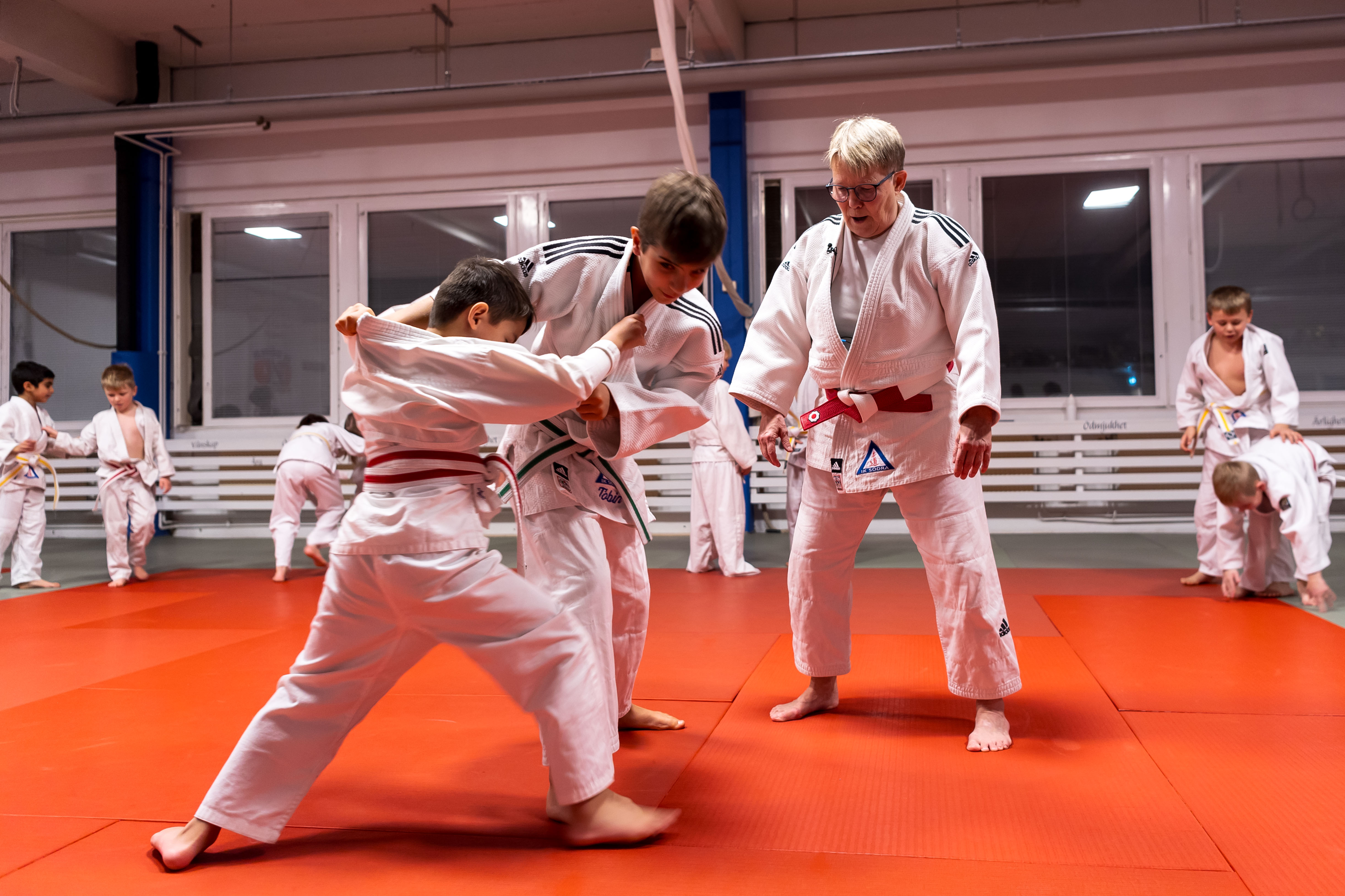 Ann Löf under träningsmatch i judo. 