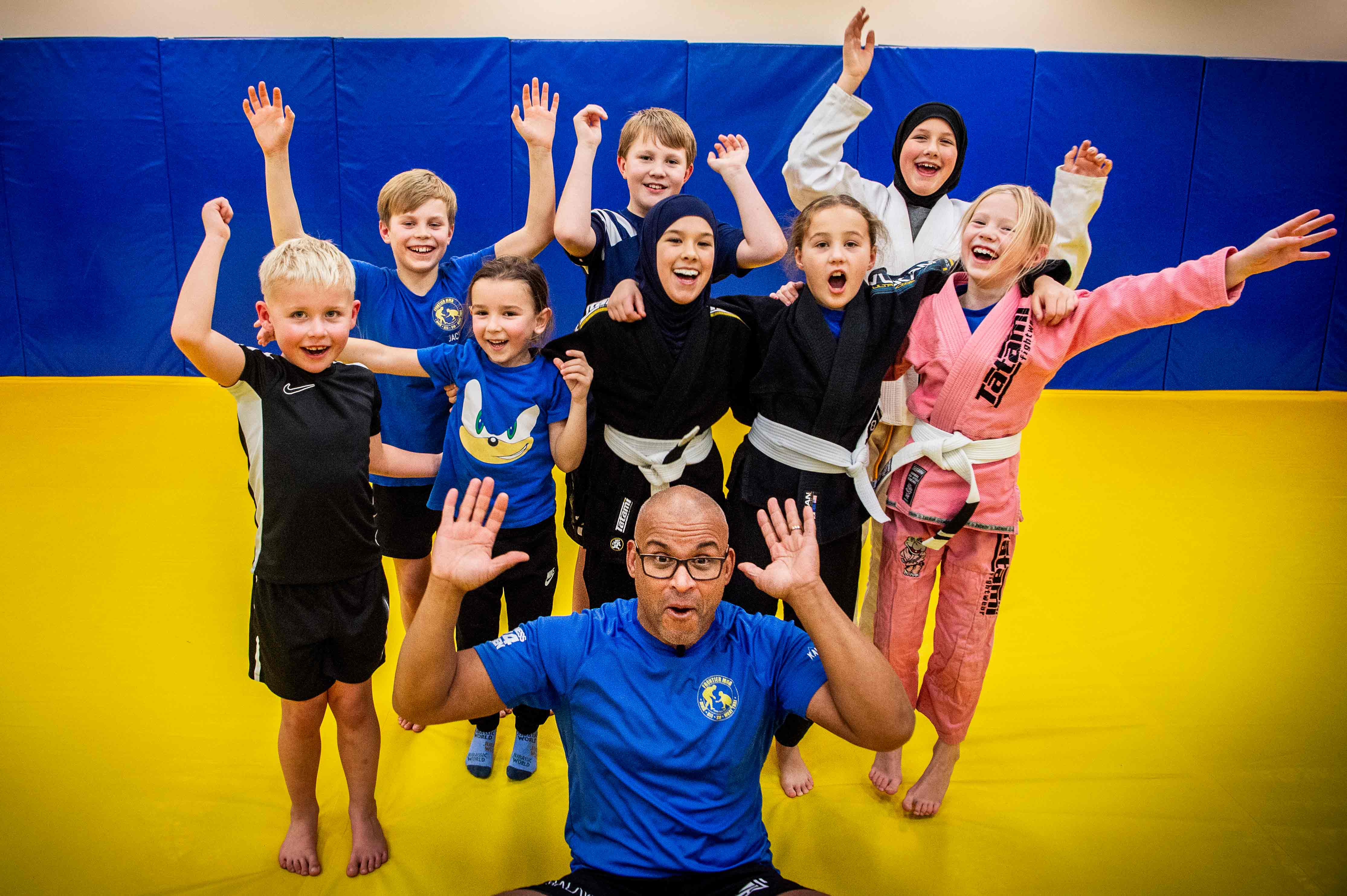 Robert Sundel i sporthall med ungdomslag.