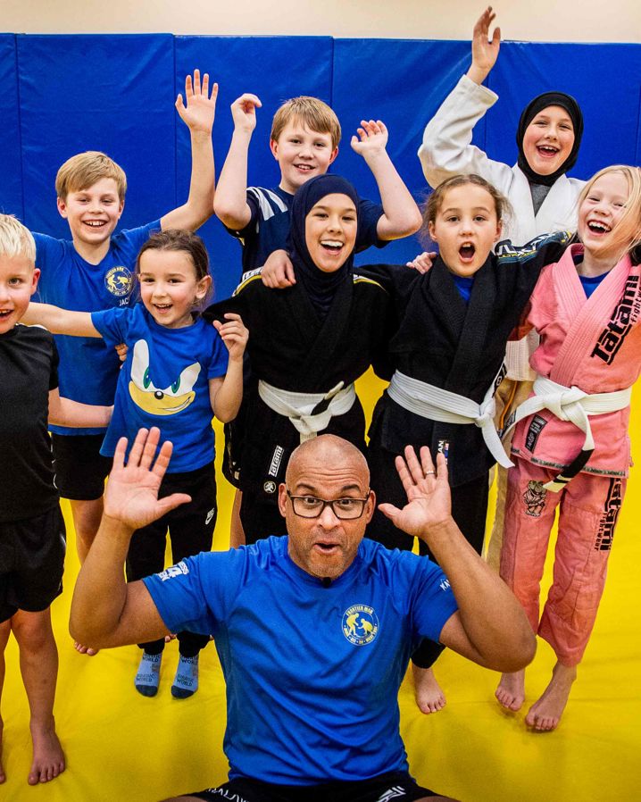 Robert Sundel i sporthall med ungdomslag.