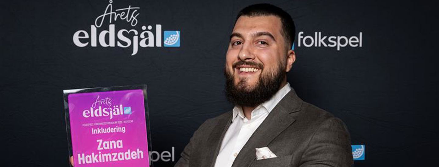 ana Hakimzadeh på röda mattan med sin plakett vid Årets Eldsjäl-galan.