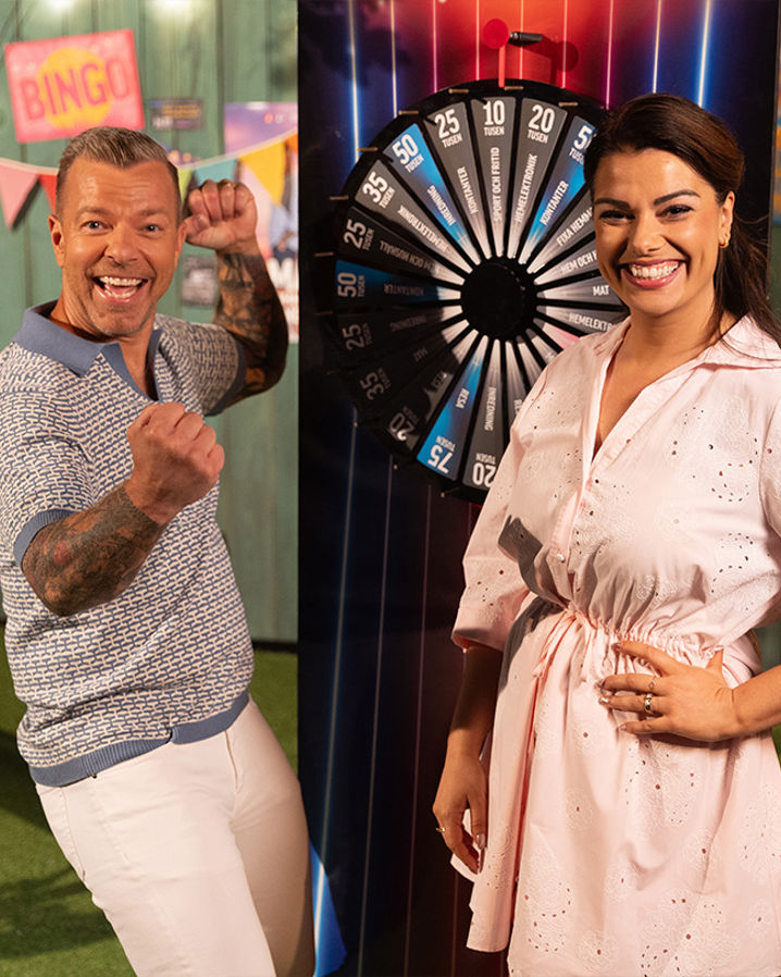 Pressbild på Casper Janebrink och Carin da Silva, programledare för BingoLottos sommarfest 