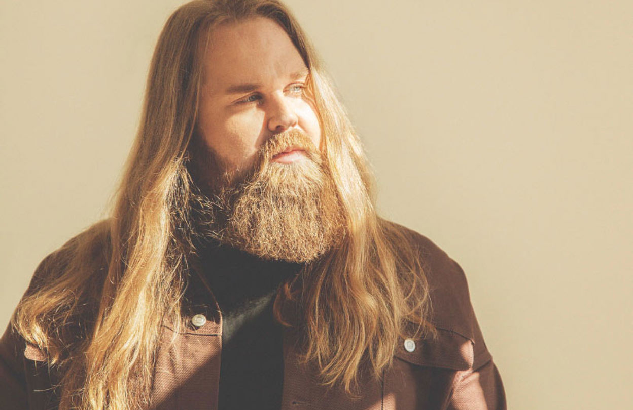 Chris Kläfford vänd mot ett fönster där solen skiner in