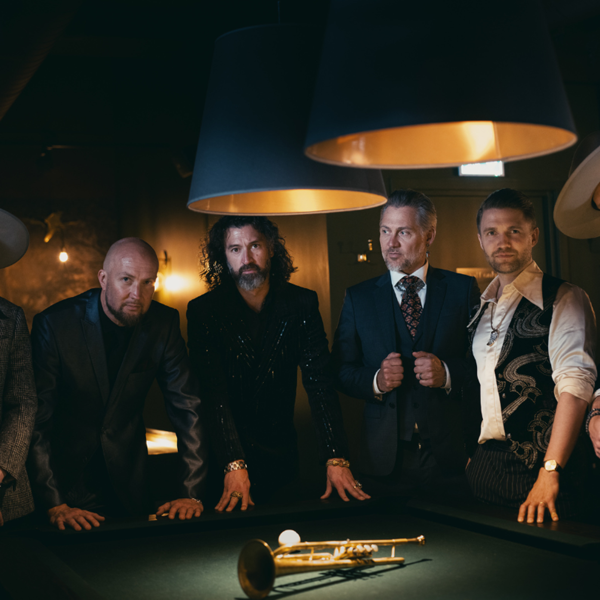 Isaac and the soul machine vid ett biljardbord med trumpet