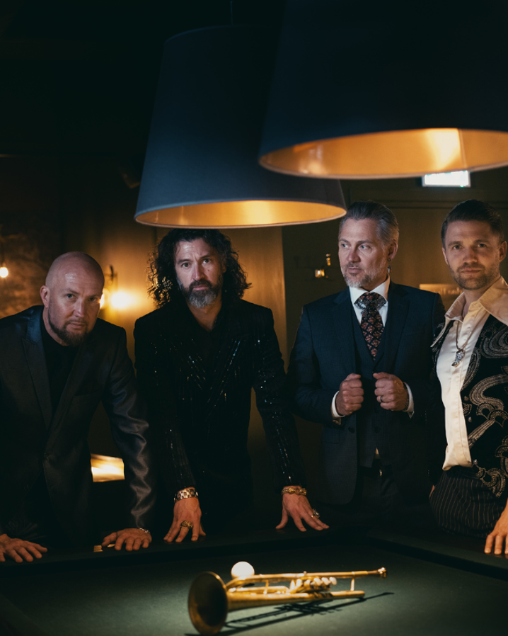 Isaac and the soul machine vid ett biljardbord med trumpet