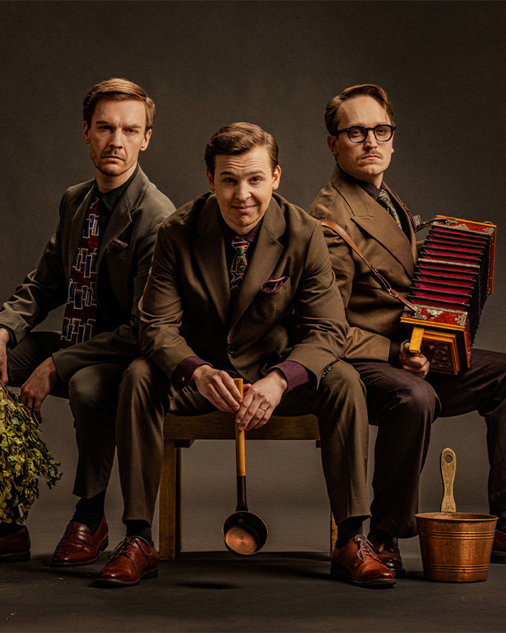 Pressbild på succégruppen KAJ med basturedskap i händerna