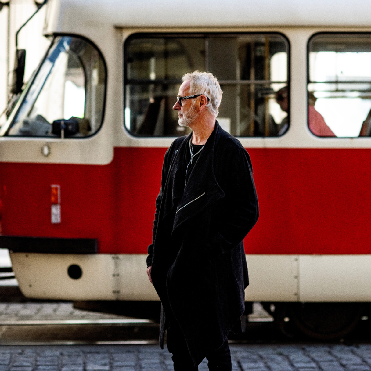 Uno Svenningsson står framför en spårvagn