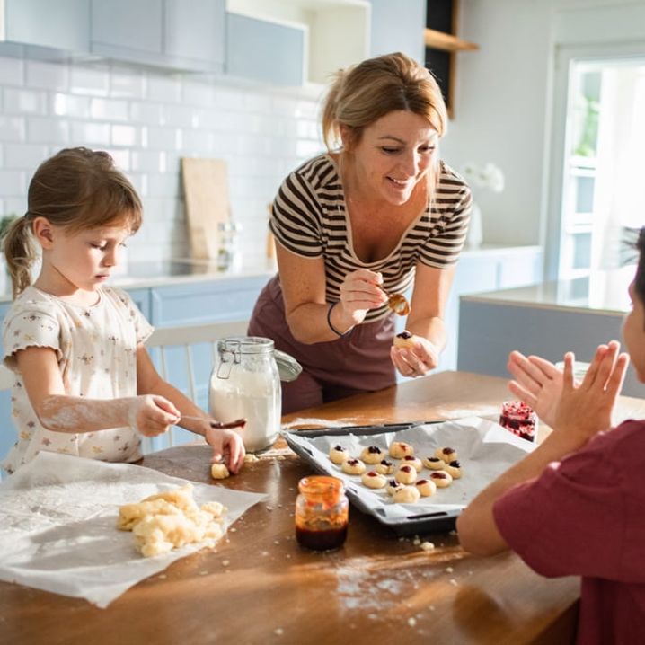 En mamma bakar med sina barn