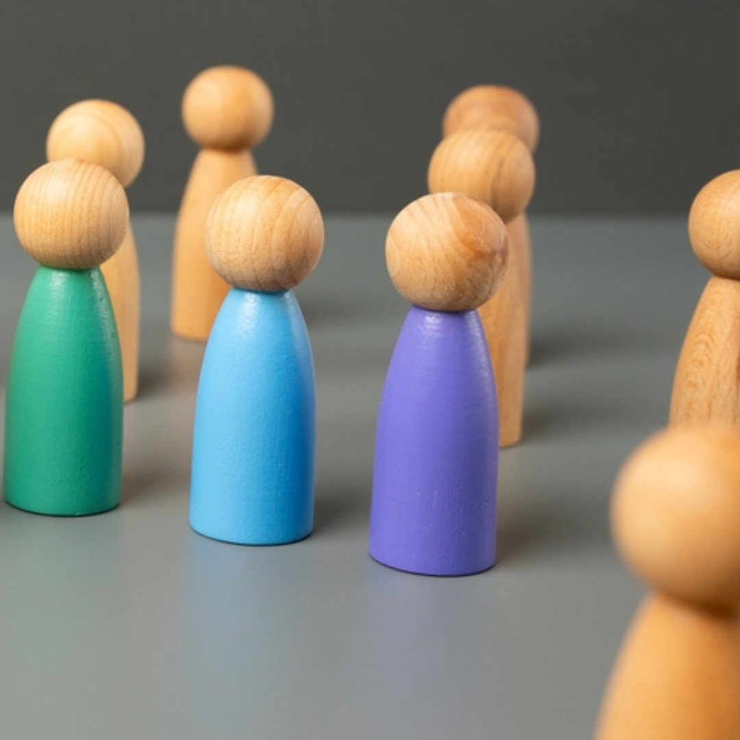 Spelpjäser i trä, i olika färger, på ett bord