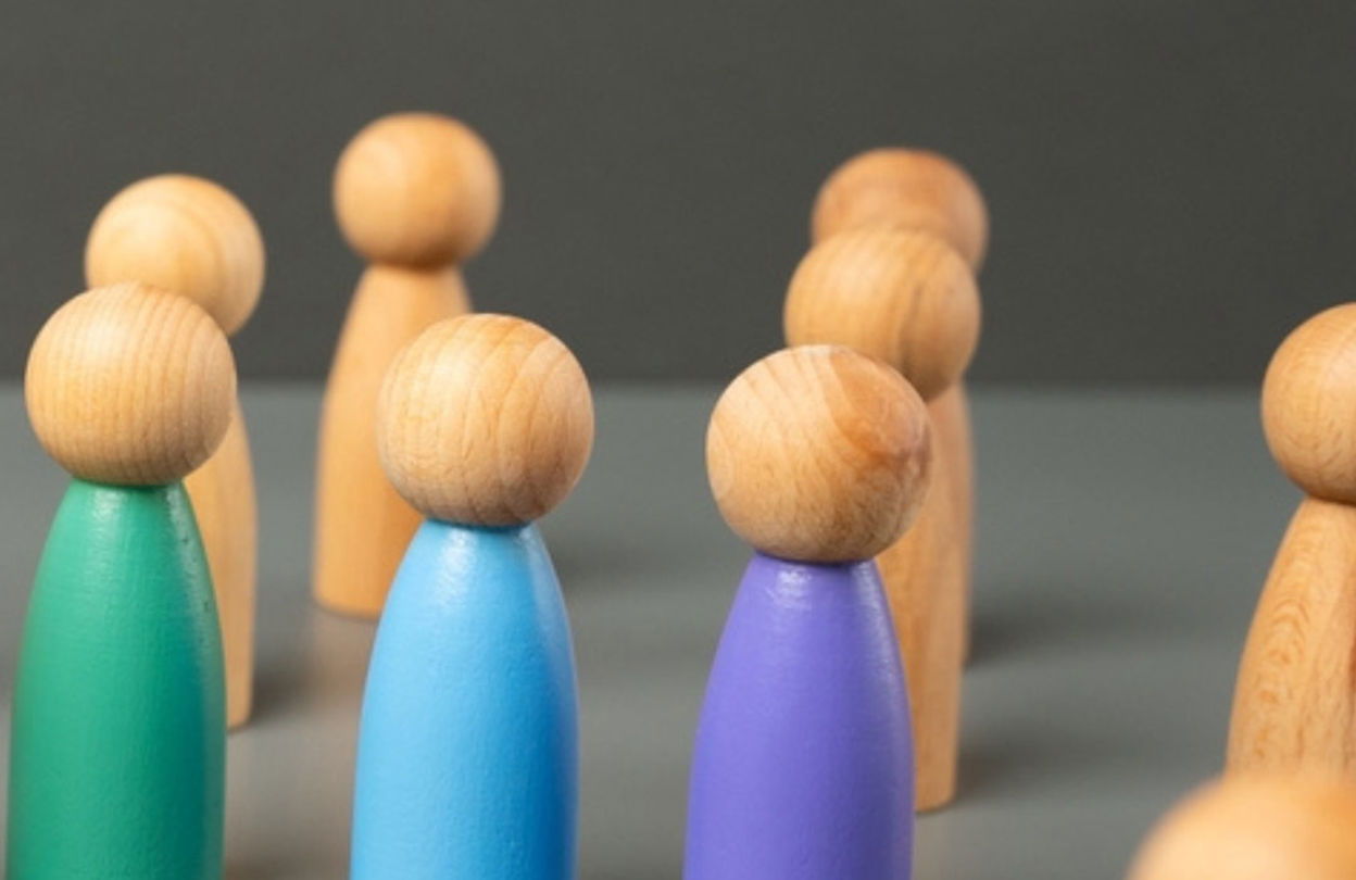 Spelpjäser i trä, i olika färger, på ett bord