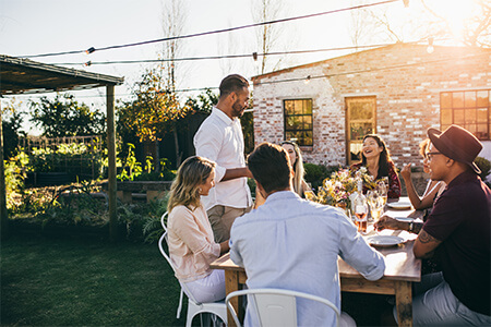 Grupp av människor firar midsommar tillsammans utomhus