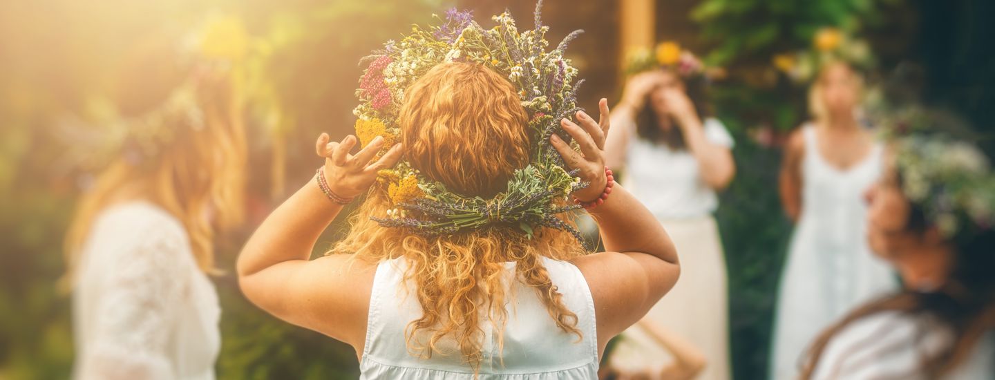 Ett gäng kvinnor iförda midsommarkransar