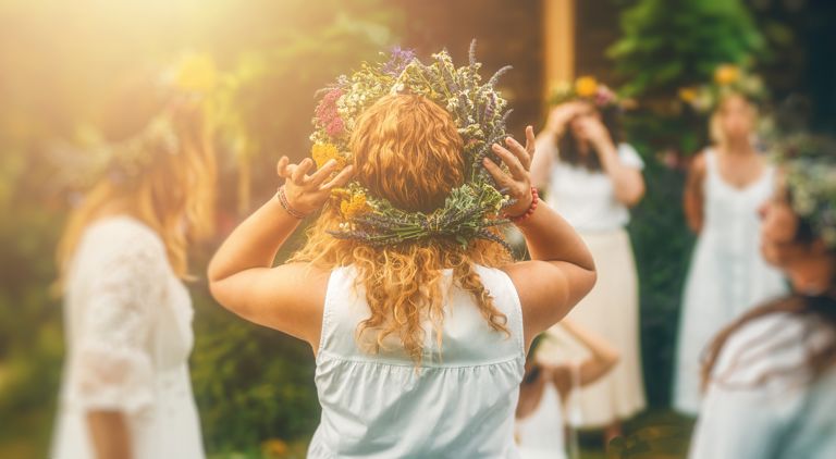 Ett gäng kvinnor iförda midsommarkransar
