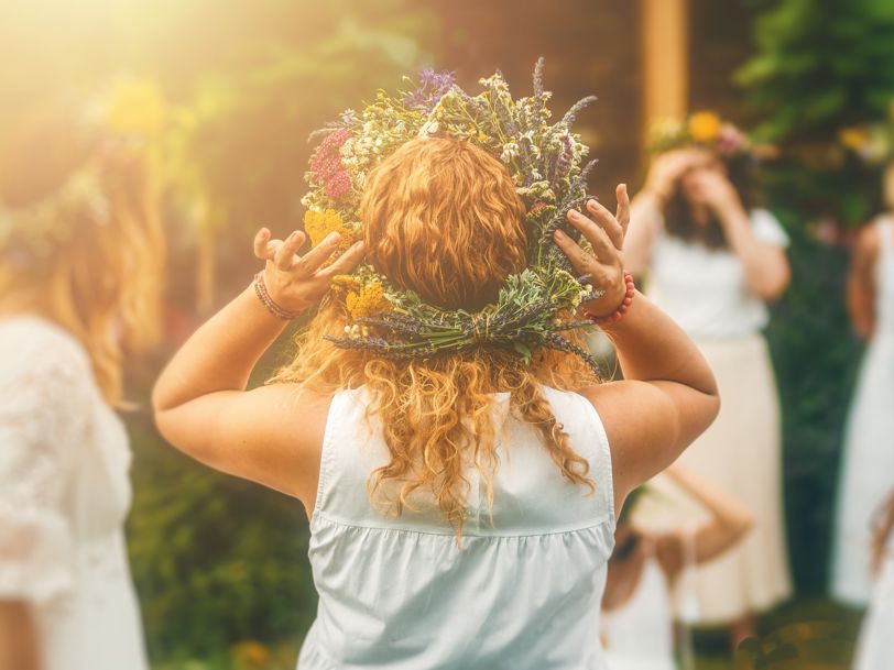 Ett gäng kvinnor iförda midsommarkransar