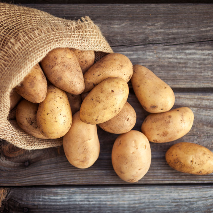 En säck potatis på ett träbord