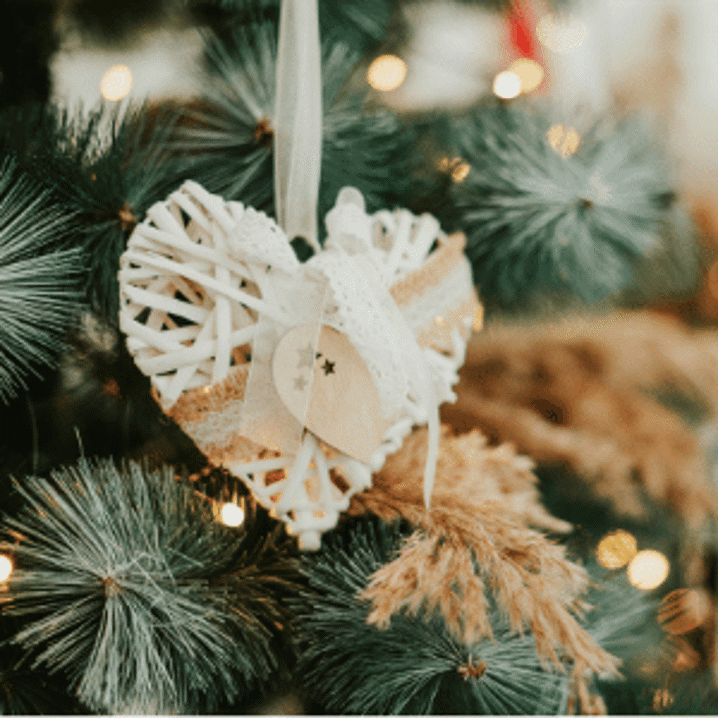 Ett hjärta som hänger i en julgran