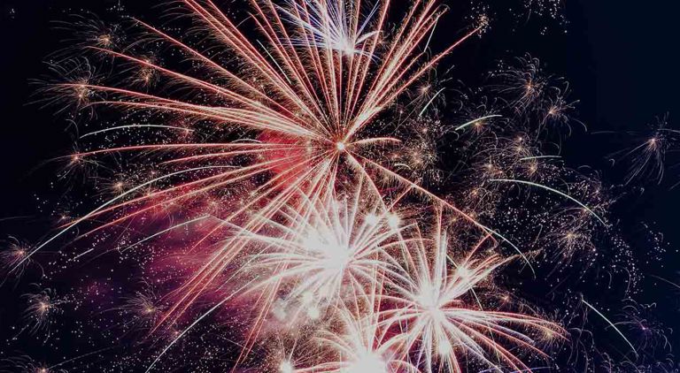 Ett sprakande fyrverkeri i himlen