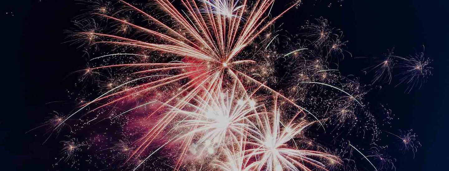 Ett sprakande fyrverkeri i himlen