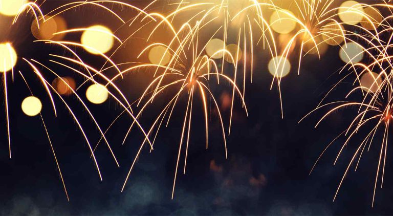 Ett sprakande fyrverkeri och en bakgrund ur fokus