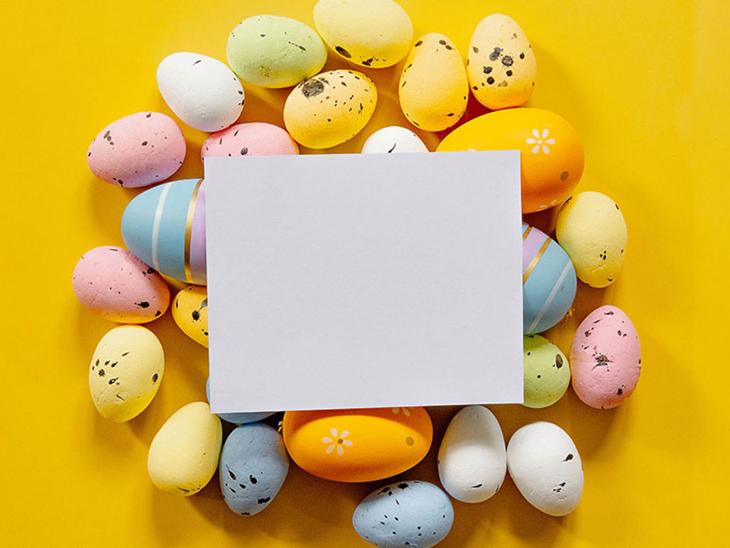Målade påskägg med ett vitt papper ovanpå
