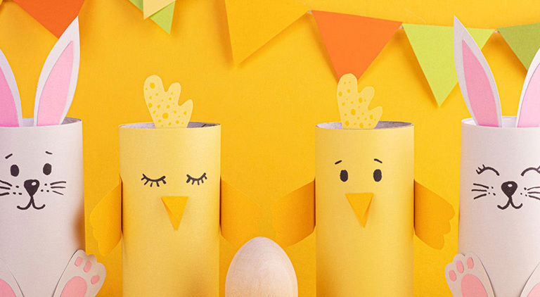 Påskpyssel i rosa och gult gjorda av toalettrullar