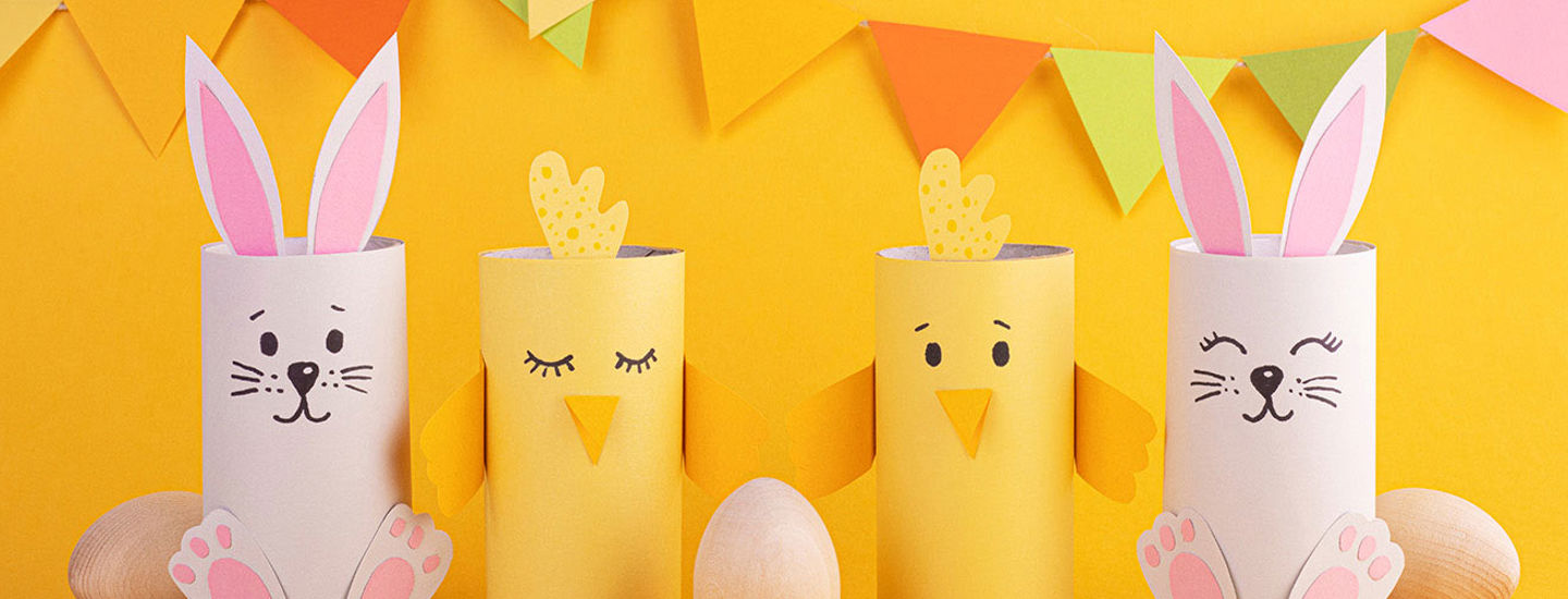 Påskpyssel i rosa och gult gjorda av toalettrullar