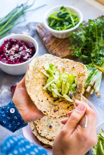 Någon som lägger sallad i ett wrap bröd