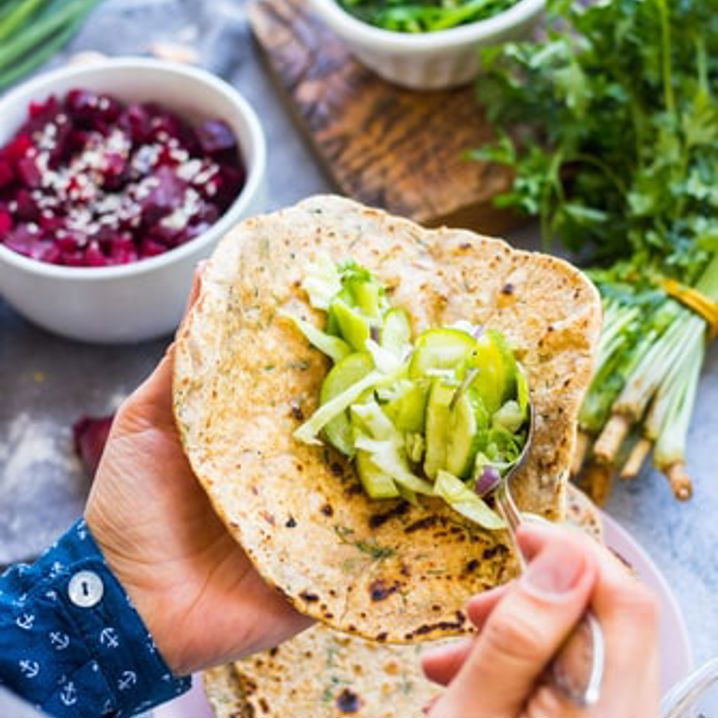 Någon som lägger sallad i ett wrap bröd