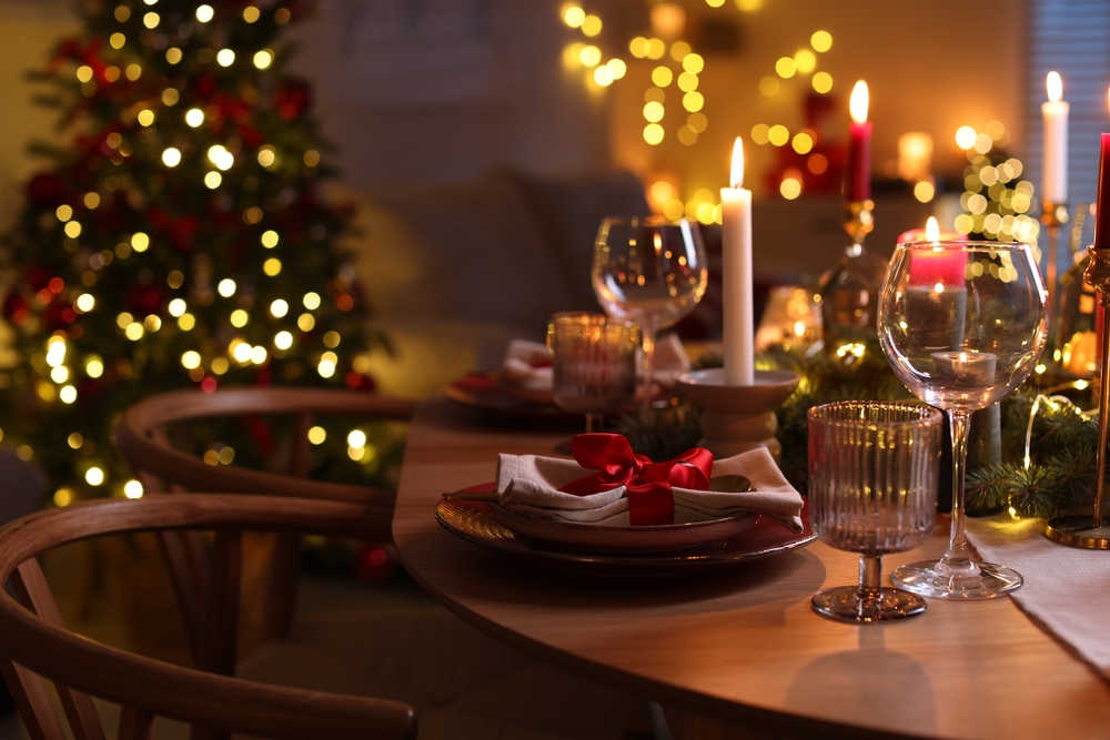 Ett dukat julbord i ett vardasgrum med en julgran i bakgrunden