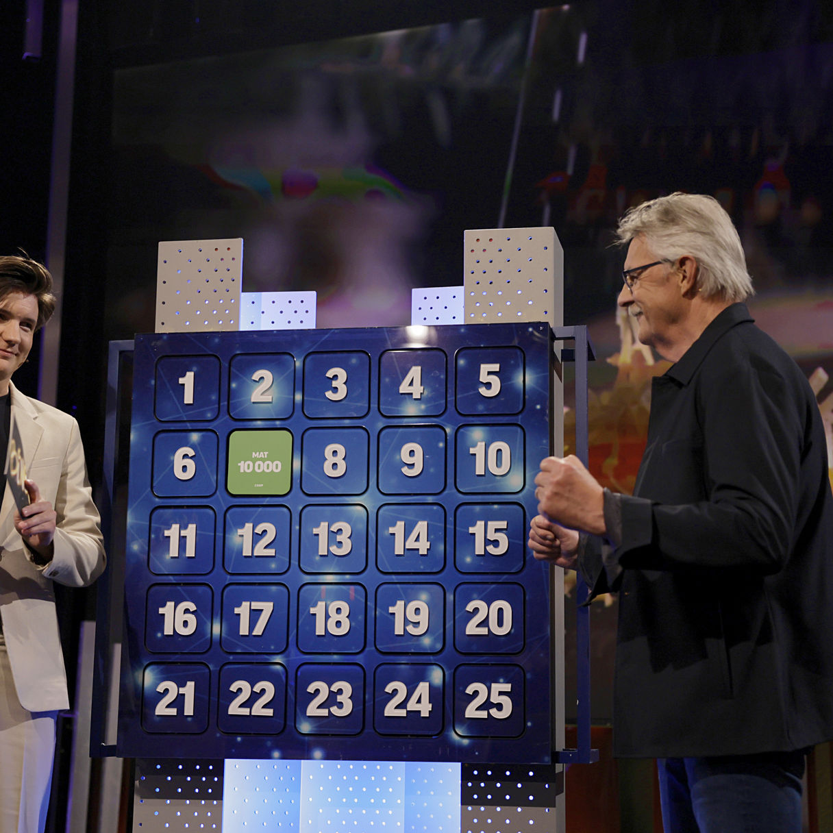 Daniel Norberg tar emot en glad FärgFemman-spelare i programmet