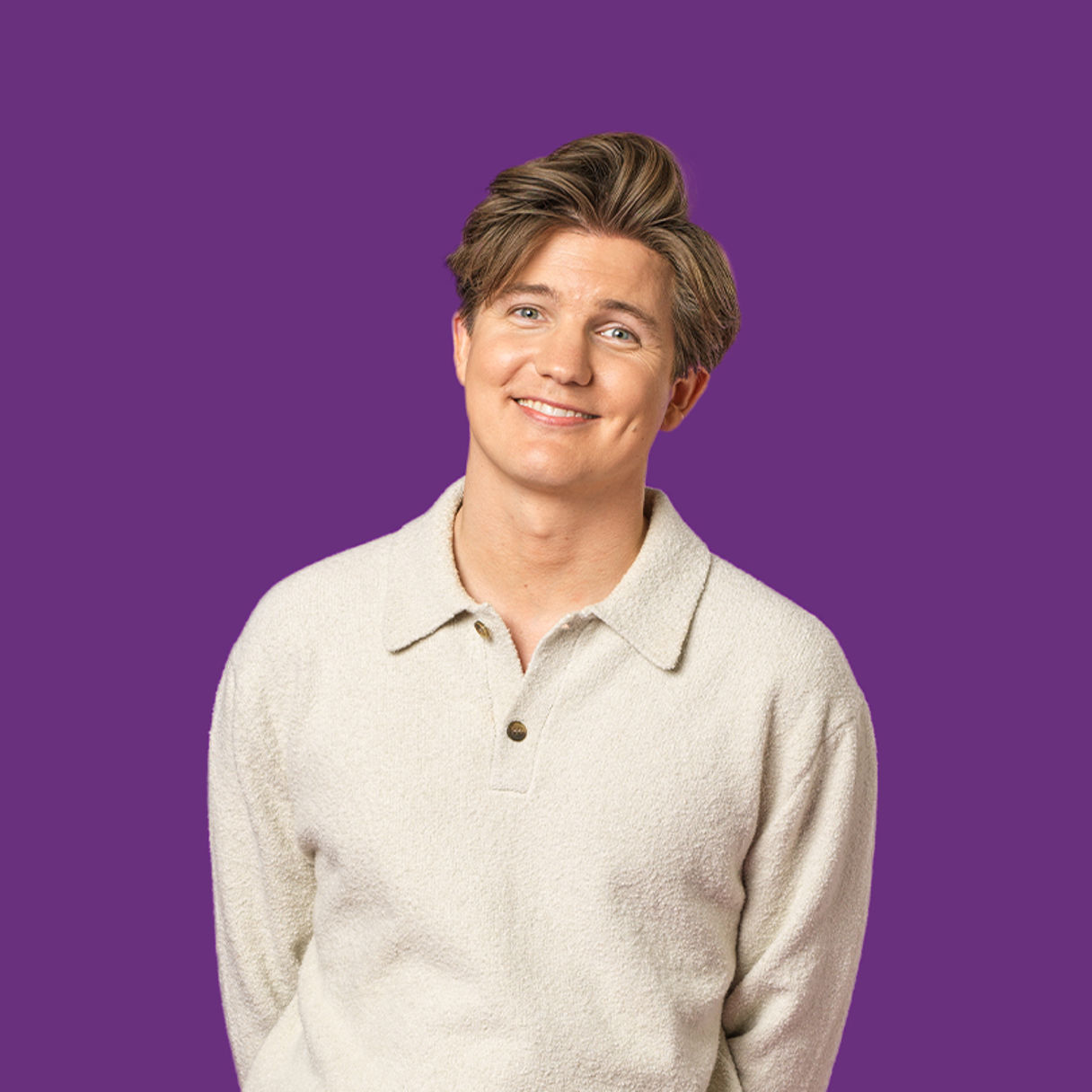 Daniel Norberg mot en lila bakgrund