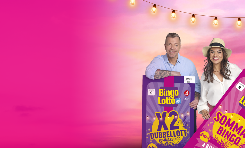 Programledarna Casper Janebrink och Carin Da Silva med två stora sommarlotter, framför en rosafärgad himmel och en ljusslinga