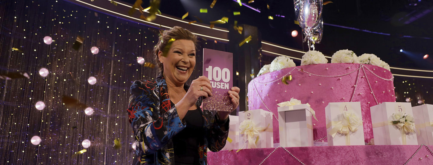 Lotta Engberg delar ut en vinst på 100 000 kronor