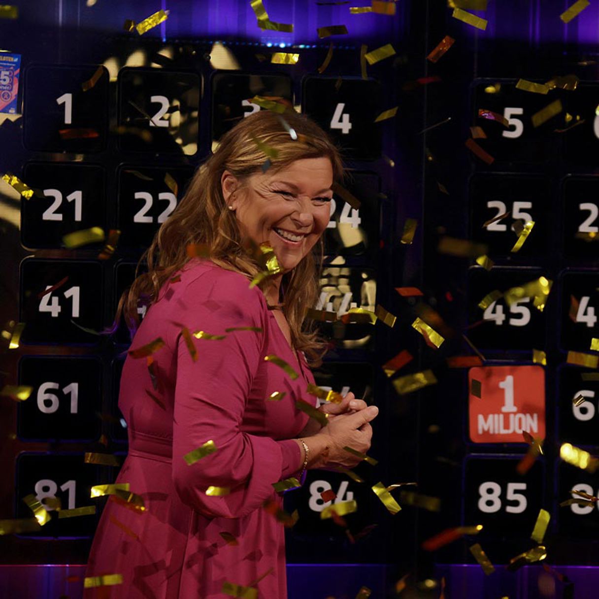 Lotta Engberg bland konfetti framför FärgFemman, där miljonen just vänts fram