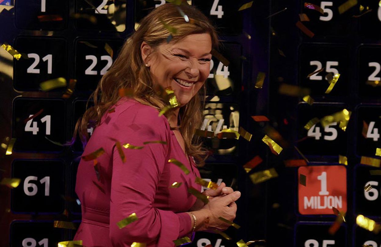 Lotta Engberg bland konfetti framför FärgFemman, där miljonen just vänts fram