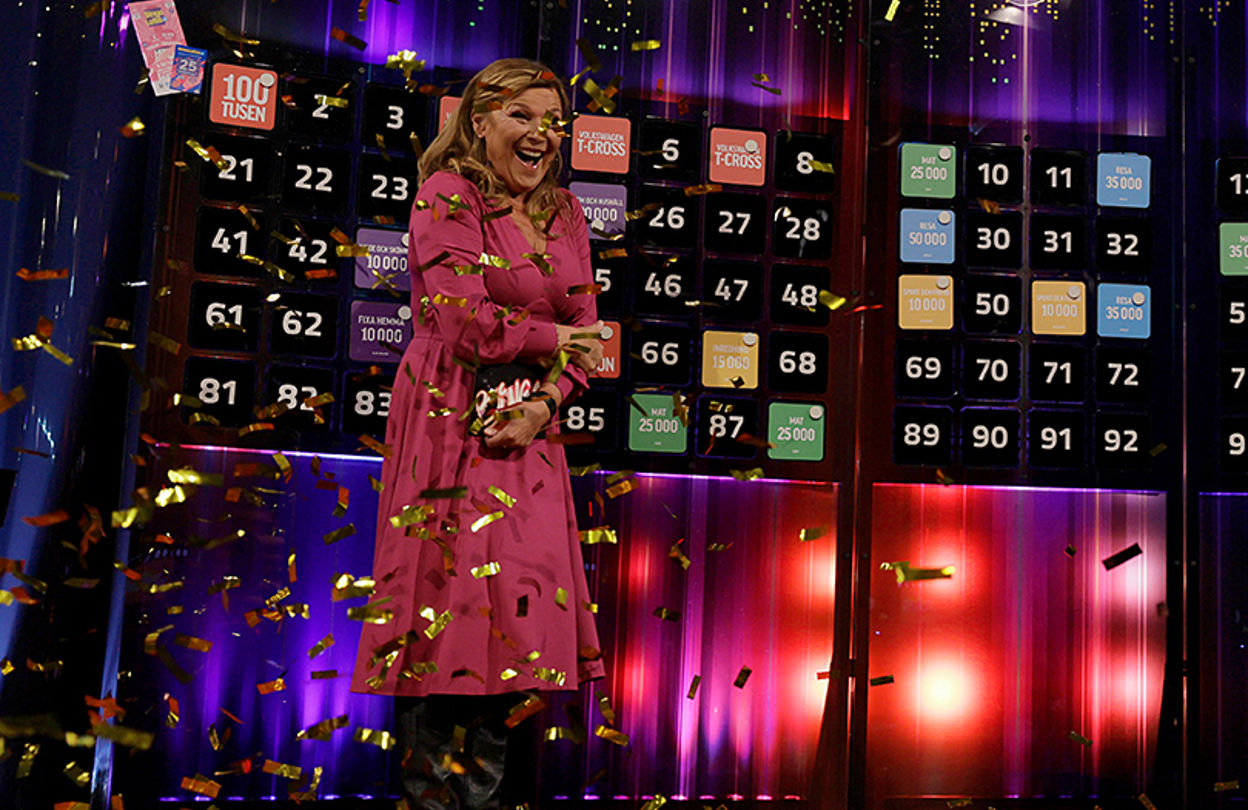 Lotta Enberg framför FärgFemman deluxe med 100 luckor