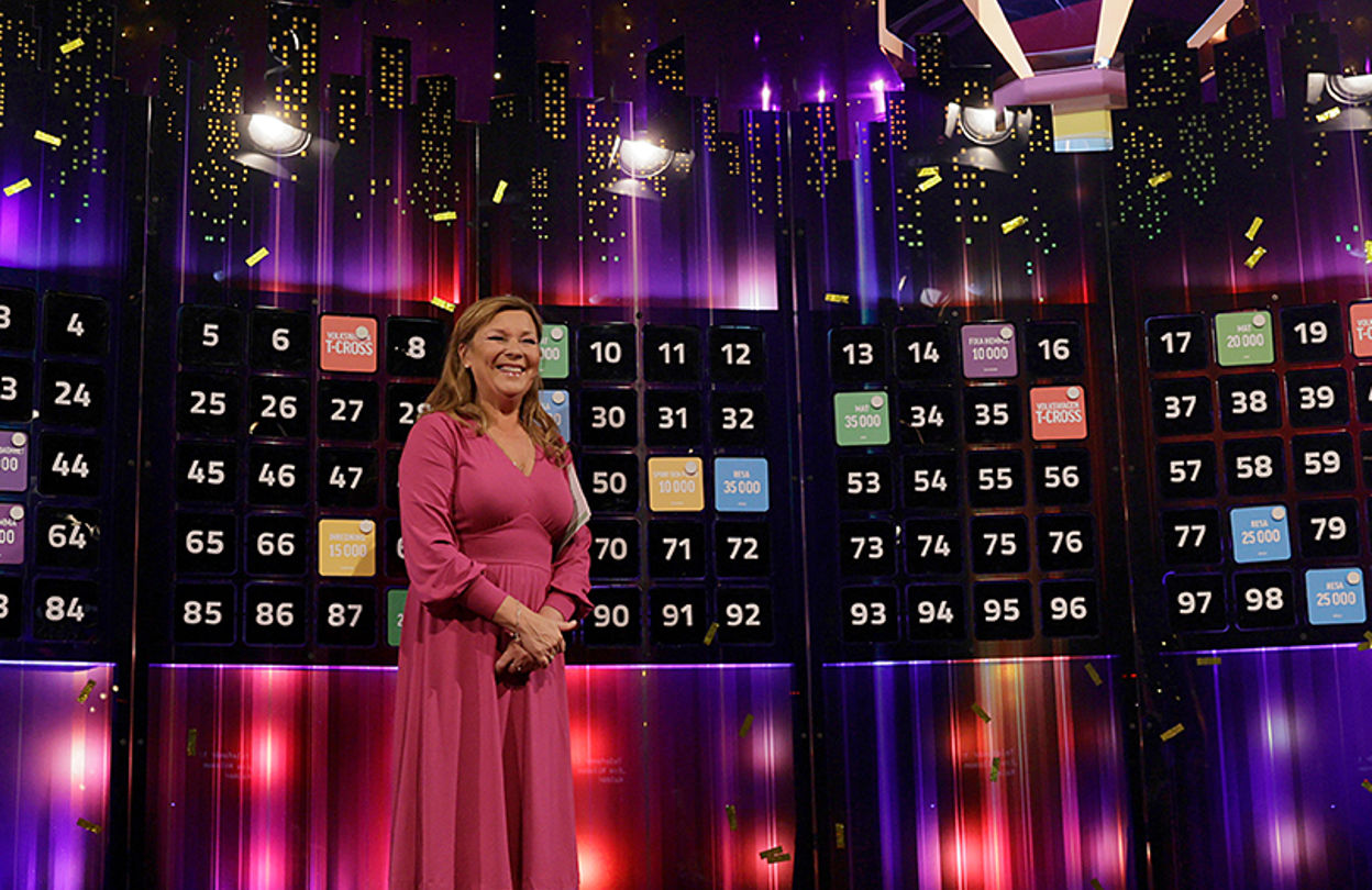 Lotta Enberg framför FärgFemman deluxe med 100 luckor