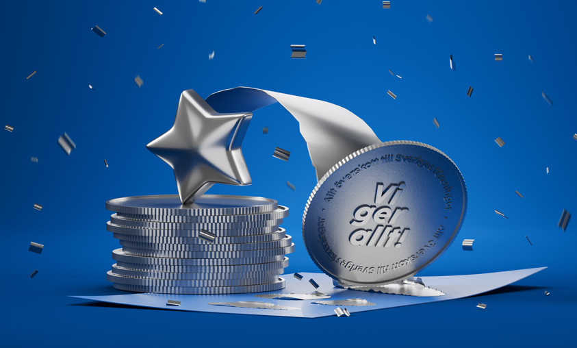 Ett stilleben av silvriga mynt på hög, och ett "Vi ger allt"-mynt som skrapar en lott som ligger ned, omgiven av en skraplotts-blå bakgrund