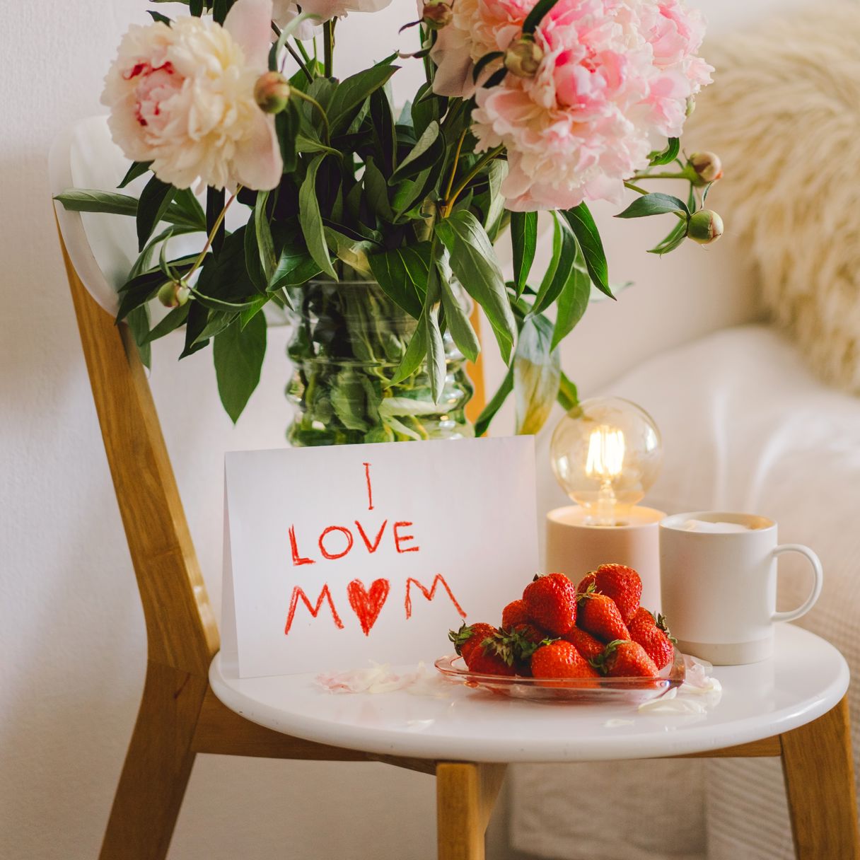 Färgglada blommor som perfekt present till Mors dag – hitta fler presenttips här