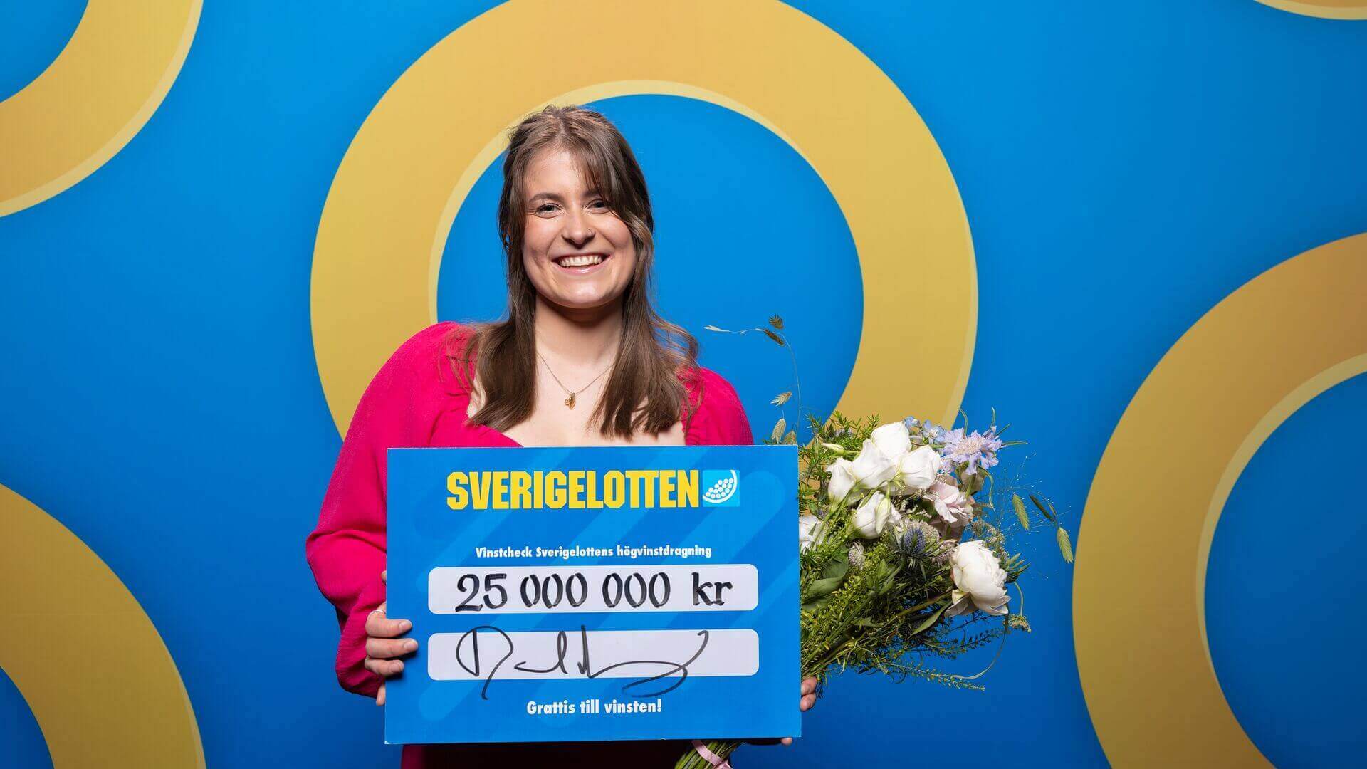 En glad tjej som vunnit 25 miljoner på Sverigelotten