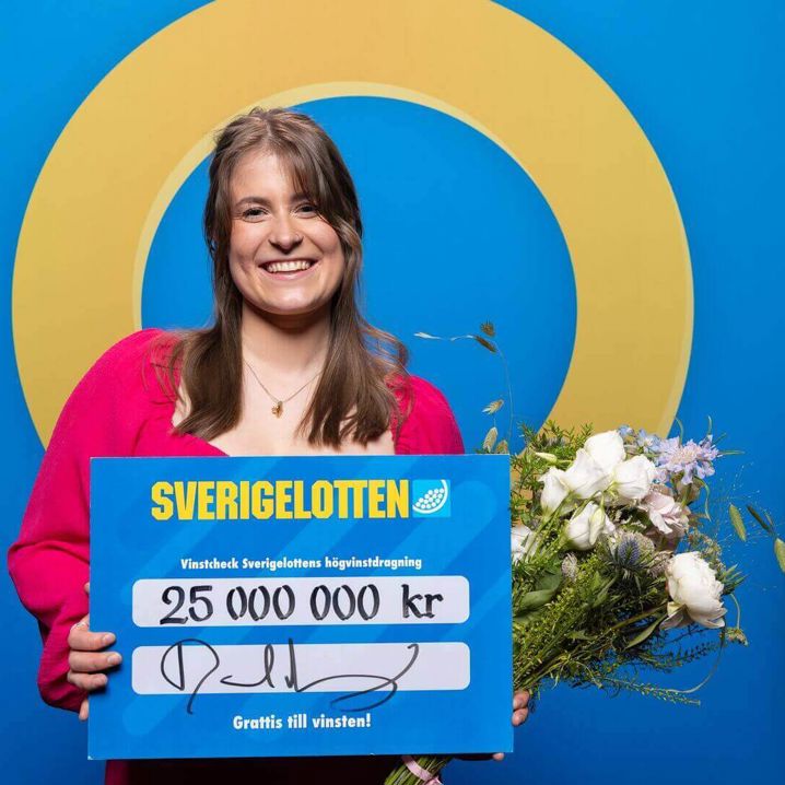 En glad tjej som vunnit 25 miljoner på Sverigelotten