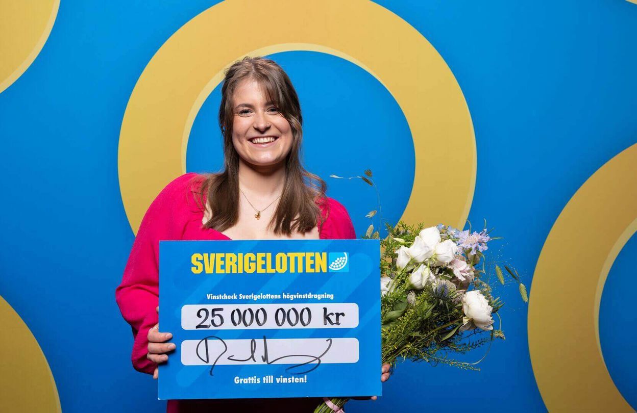 En glad tjej som vunnit 25 miljoner på Sverigelotten