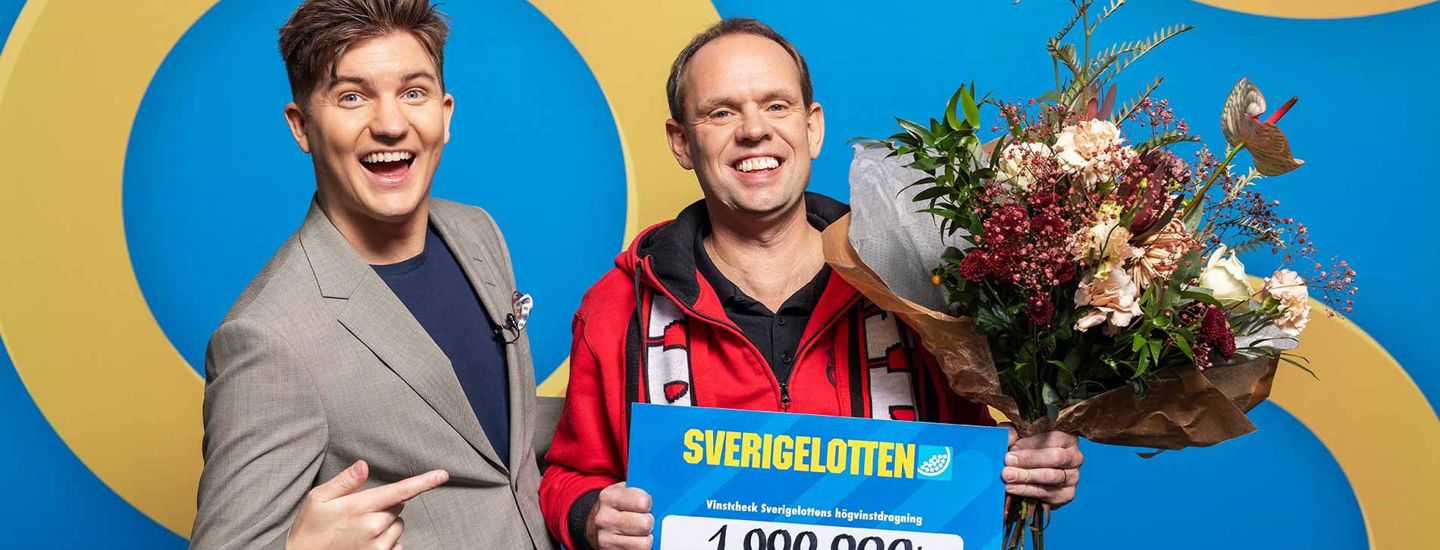 Vinnare med Sverigelotten-check och blommor tillsammans med programledare i studio.