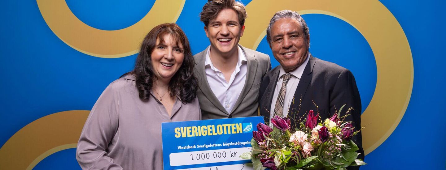 Tre glada personer som skrattar där en av dem vunnit 1 000 000 kr på Sverigelotten